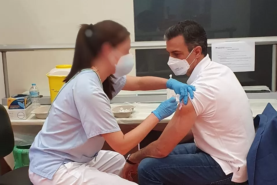 ESPAÑA. Pedro Sánchez recibió la primera dosis de la vacuna contra el coronavirus. Foto tomada de Twitter: pedrosanchez
