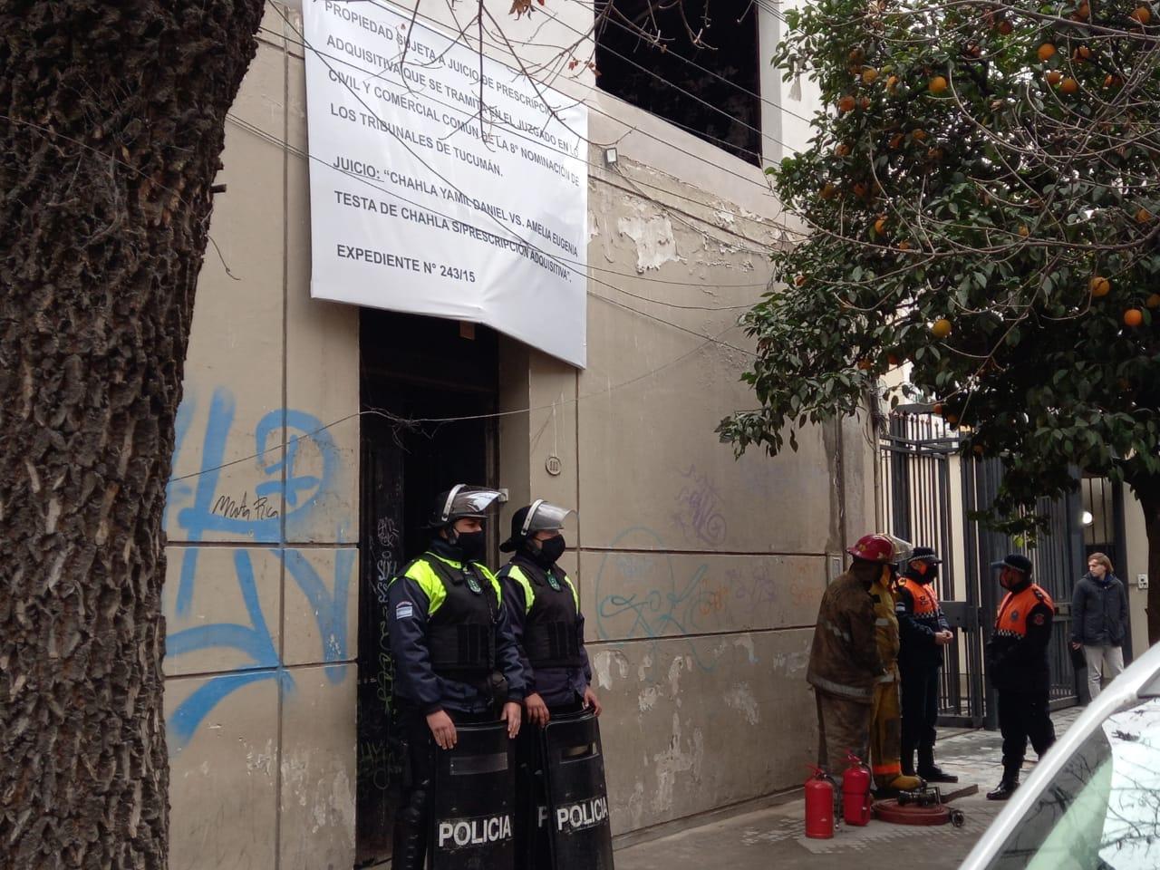CUSTODIA. Policías participan del operativo en el inmueble de la familia Chahla. Foto de LA GACETA / ANALÍA JARAMILLO
