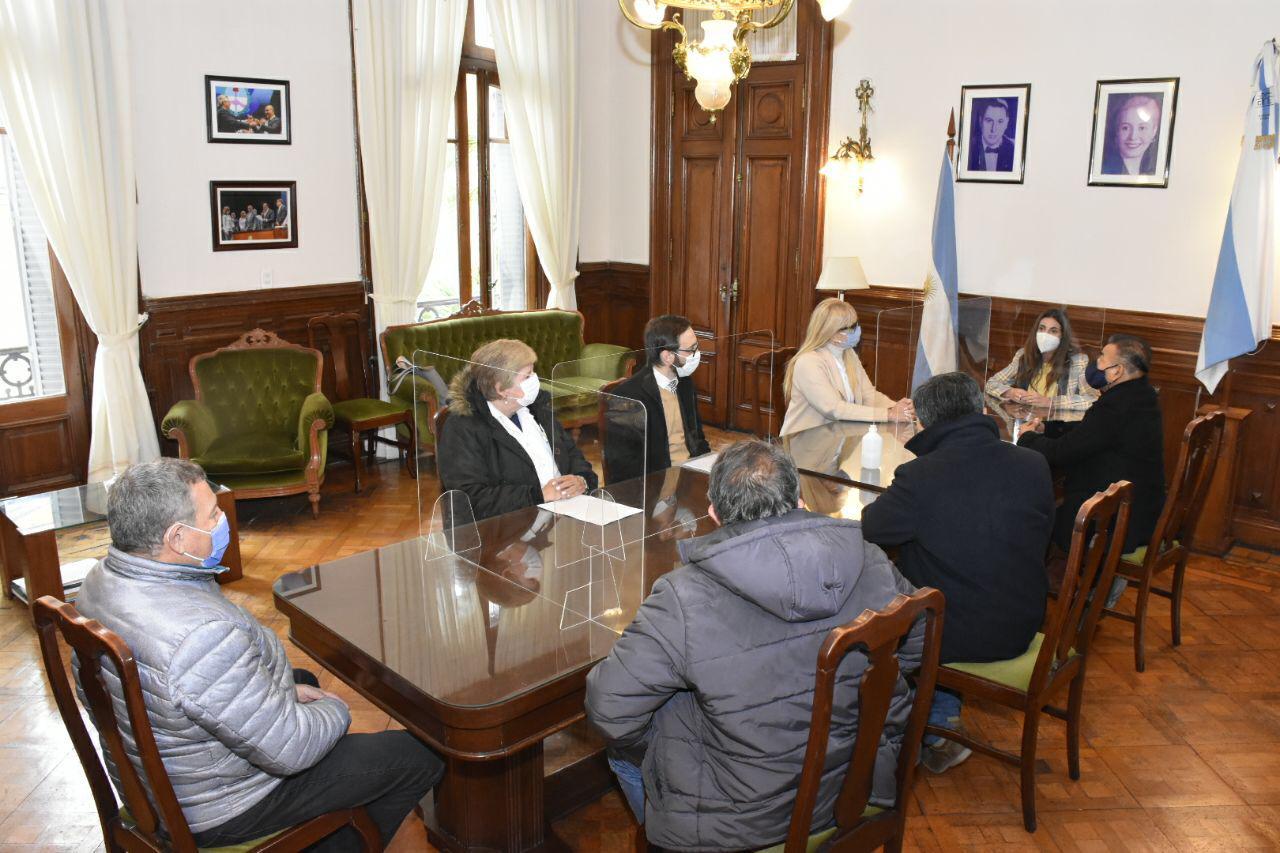EN REUNIÓN. Las ministras Chahla y Vargas Aignasse, en el encuentro con los referentes gremiales. Foto Comunicación Pública