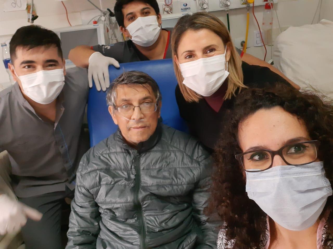 SALIENDO DEL HOSPITAL. El médico cirujano Marcelo Ferraro recibió el alta, tras superar un cuadro grave. Foto de Facebook