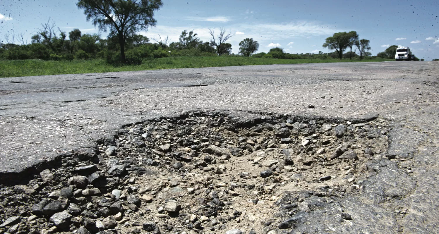 LLENOS DE POZOS. “Los tractores quedan atravesados en la carreteras”, según cañeros debido a los baches. 