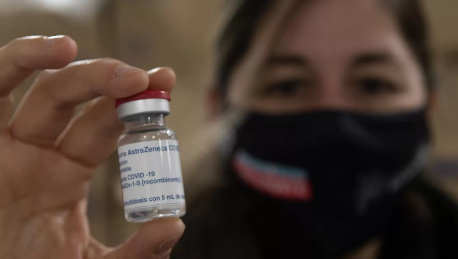 ESCURRIDIZA. La nueva cepa logra eludir la protección de un único pinchazo de la vacuna de AstraZeneca y Oxford. TELAM