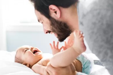 Licencias por paternidad: en el Congreso debatirán un proyecto para extender a 90 días el descanso laboral