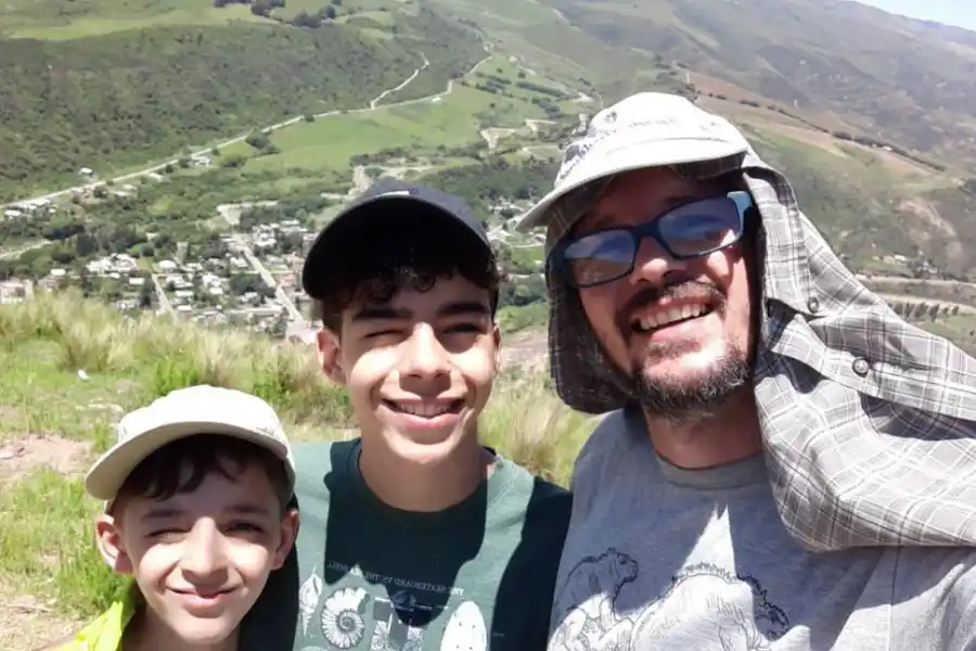 PASO A PASO. Osvaldo quiere que sus hijos aprendan en el día a día.