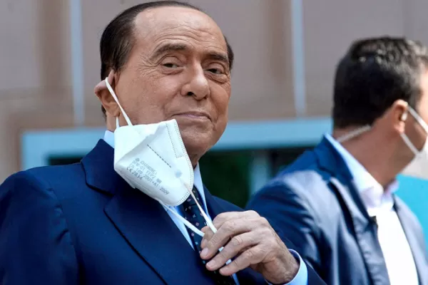 Silvio Berlusconi fue dado de alta tras permanecer internado por una infección