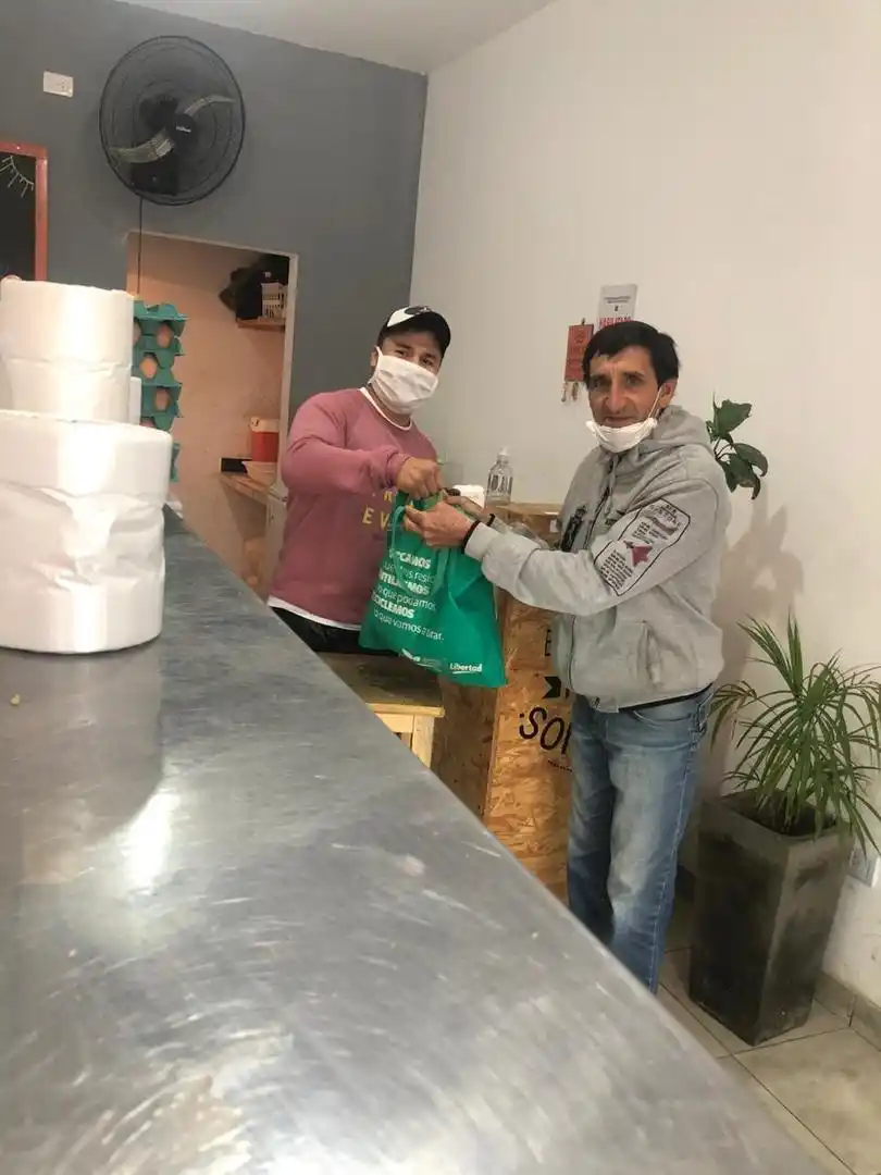 Coria atiende una de sus avícolas en Famaillá. 