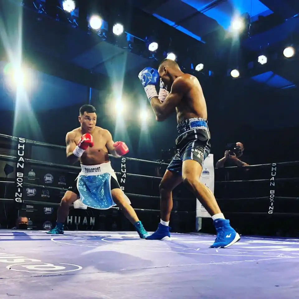 Coria, en plena acción ante Puello, en República Dominicana.