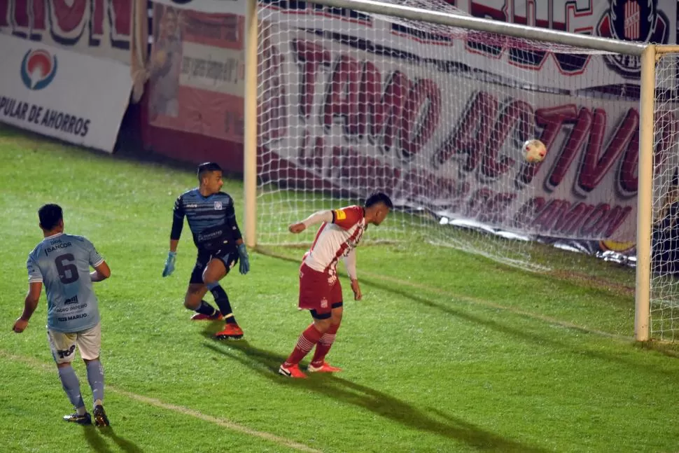 EL TOQUE FINAL. Marcelo Estigarribia se anticipó al arquero Olivera, luego de que sus compañeros concretaran 13 toques desde mitad de cancha en adelante, sin que el rival pudiera cortar la buena secuencia.  