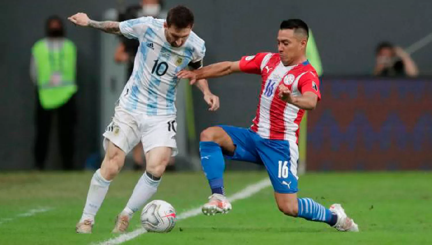 IMPORTANTE. Messi, que escapa a la marca de Ángel Cardozo, volvió a ser determinante para la Selección.
