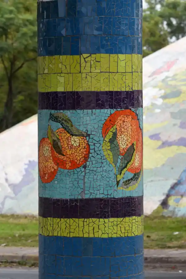 PILAR DE MOSAICOS. Bajo el puente de la autopista de Circunvalación en el camino al aeropuerto.