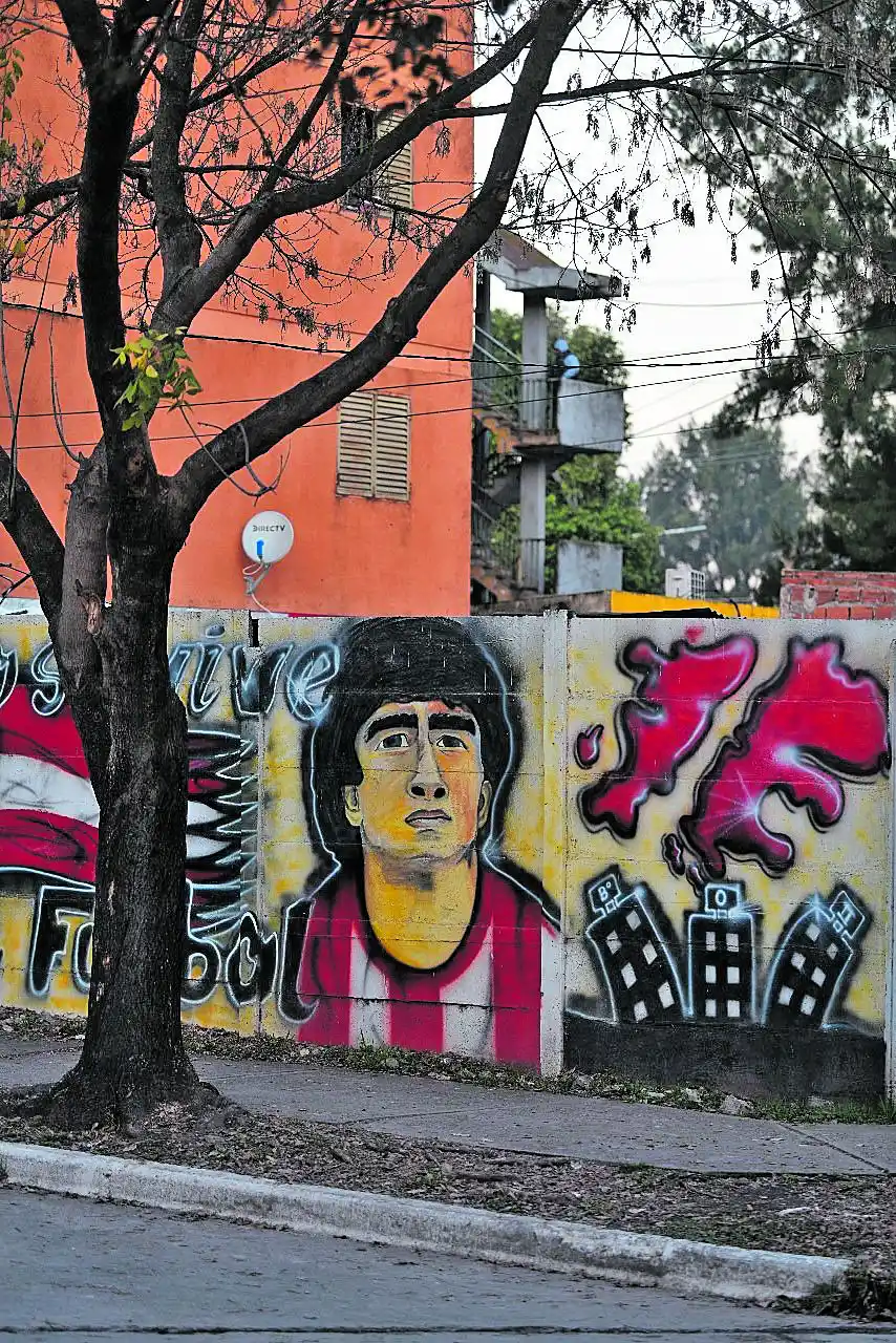 EL DIEGO “SANTO”. Una pared con el “10” y las Malvinas en una vereda de Barrio Oeste II.