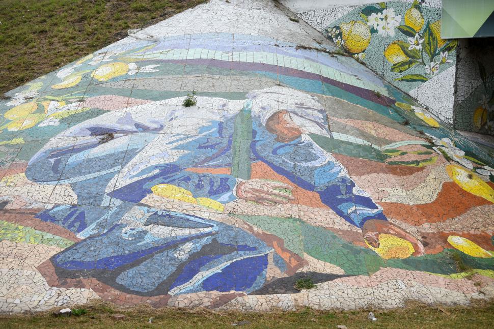 SEÑAL DE IDENTIDAD. El enorme mural en la autopista, hecho en 2019, abarca 1.700 m2 y muestra imágenes del trabajo en el citrus y la caña de azúcar, marcas de Tucumán. 