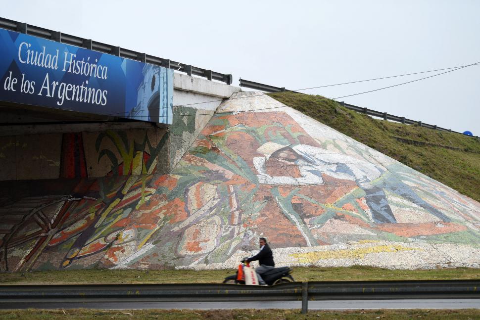 RESISTE LAS PRUEBAS DEL TIEMPO. El mural bajo el puente de la autopista fue hecho sobre pintadas pintadas políticas de 30 años y ha sido respetado. Ahí reluce, en una zona que es como tierra de nadie