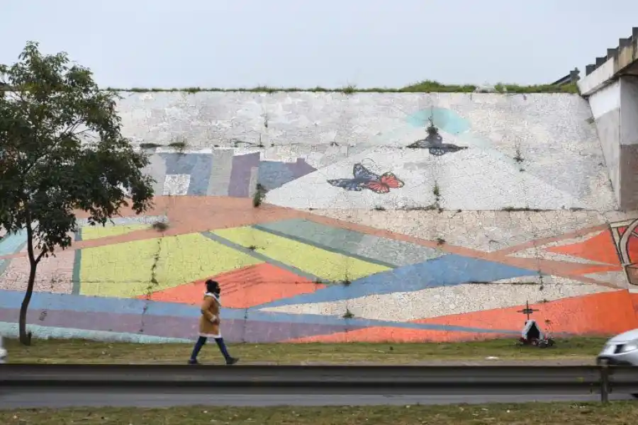 CONTRASTE. Mariposas en una colorida recepción para el visitante. Junto a ellas, un pequeño cenotafio recuerda un accidente trágico. 