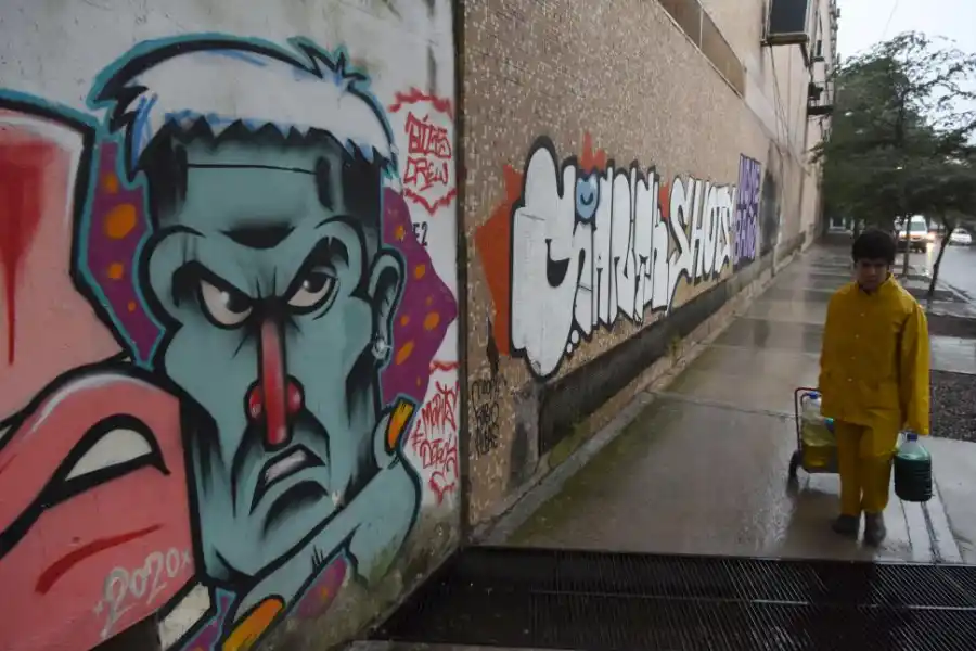 HOMBRE ENOJADO. ¿El impacto de la pandemia? ¿A qué se debe la roja nariz? En calle Las Piedras, detrás de la Facultad de Ciencias Naturales.