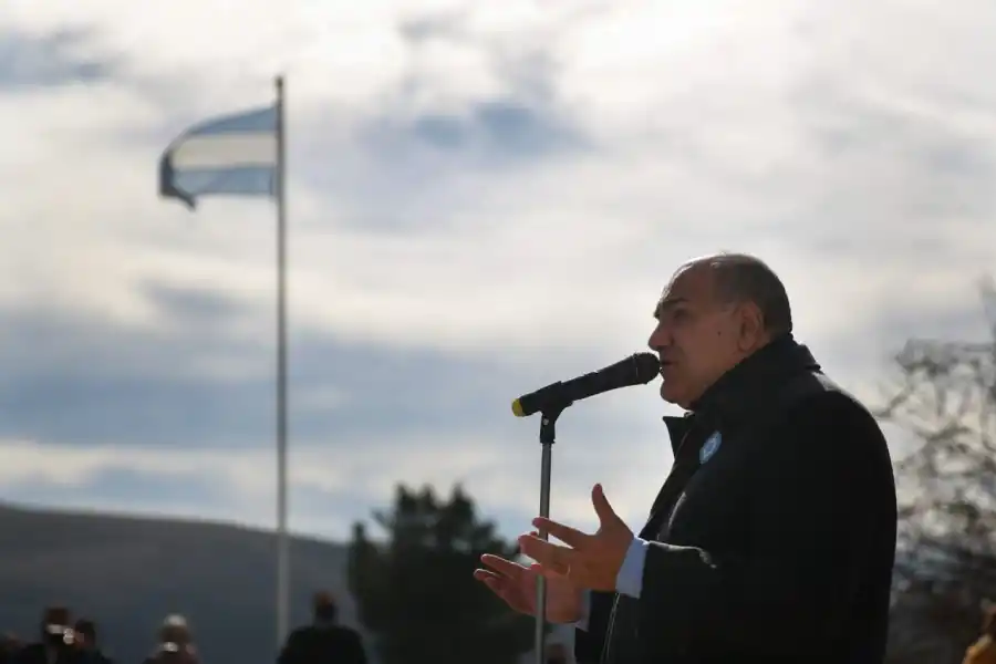 El gobernador tomó la promesa de lealtad a alumnos de El Potrerillo