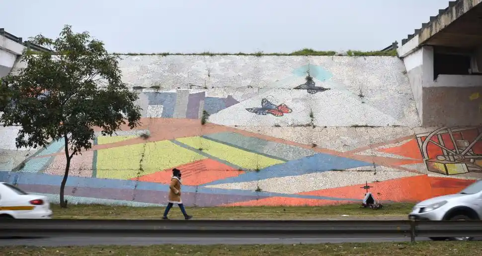 CONTRASTE. Mariposas en una colorida recepción para el visitante. Junto a ellas, un pequeño cenotafio recuerda un accidente trágico. 