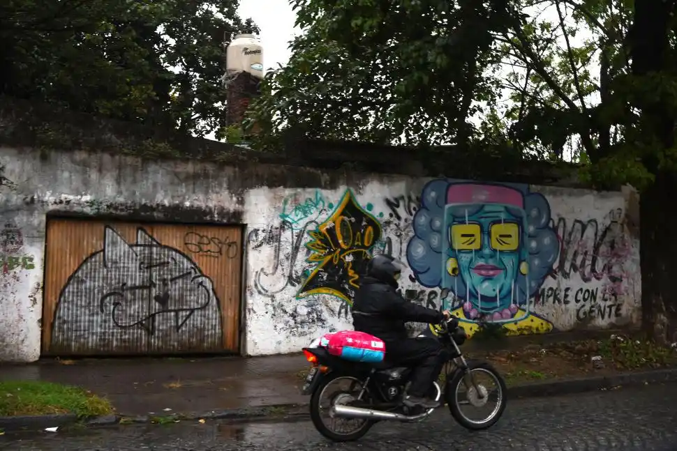 EL BUEN HUMOR DEL GRAFITI. Gato satisfecho y mujer sonriente. Por San Juan, antes de llegar a Marco Avellaneda. Arte de Mariano Orell y Verónica Corrales