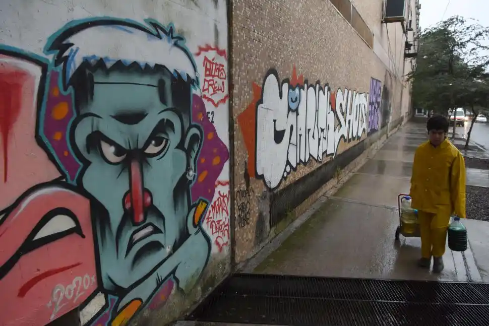 HOMBRE ENOJADO. ¿El impacto de la pandemia? ¿A qué se debe la roja nariz? En calle Las Piedras, detrás de la Facultad de Ciencias Naturales.