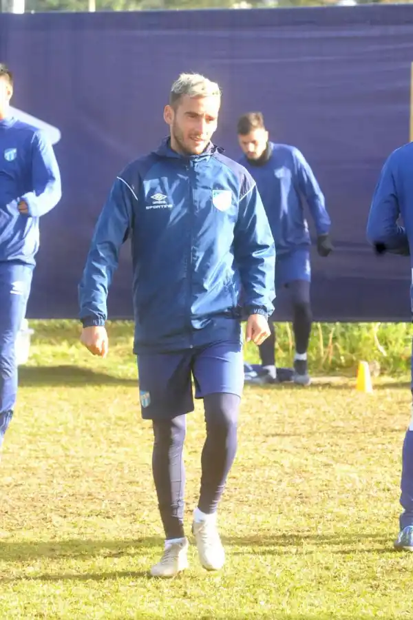 RENOVADO. El volante se presentó en Tucumán con un look renovado. Mide 1.66 y se destaca por su velocidad en la mitad de la cancha. 