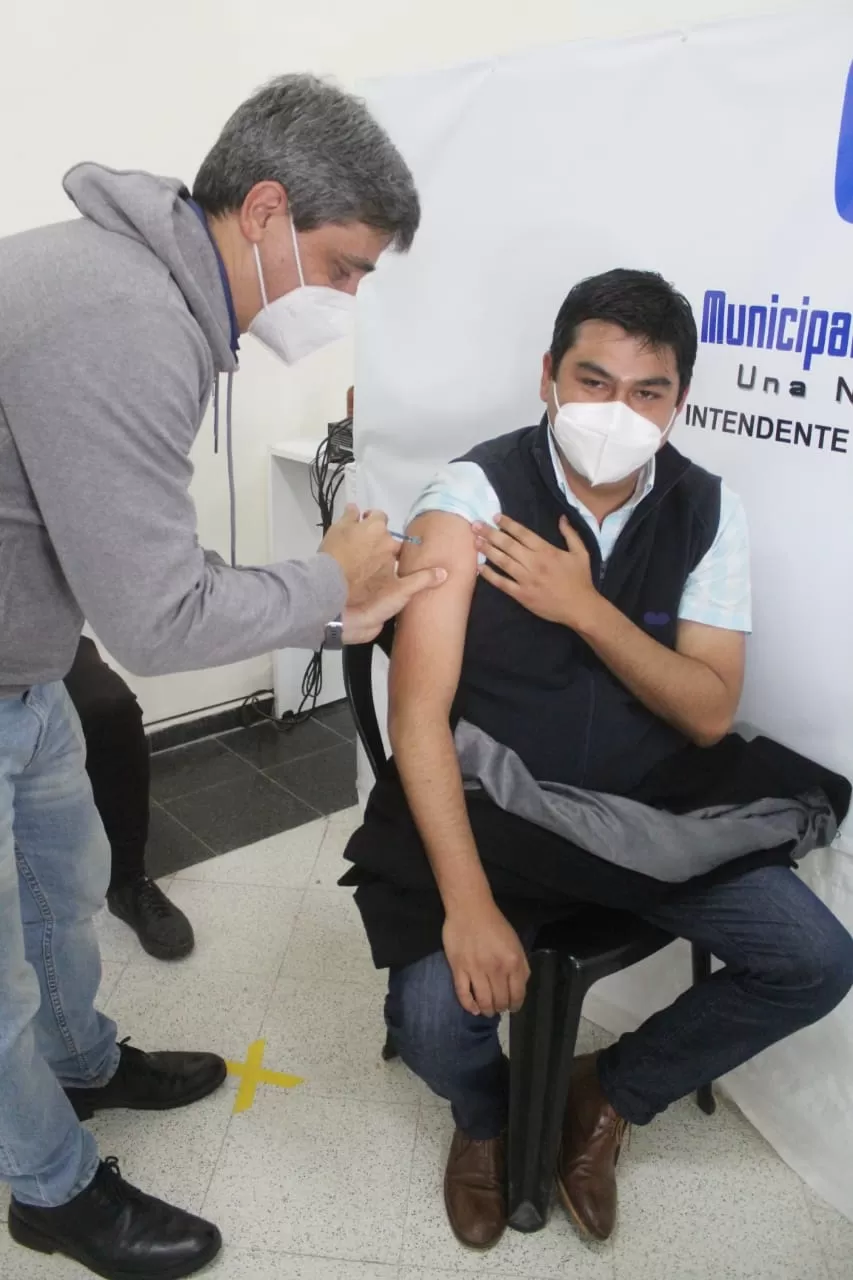 DOSIS. Pablo Yedlin vacuna al intendente de La Cocha, Leopoldo Rodríguez.  