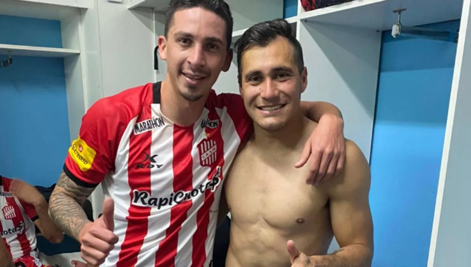 TODO OK. Lucas González y Gonzalo Rodríguez festejan en el vestuario la victoria ante Temperley.