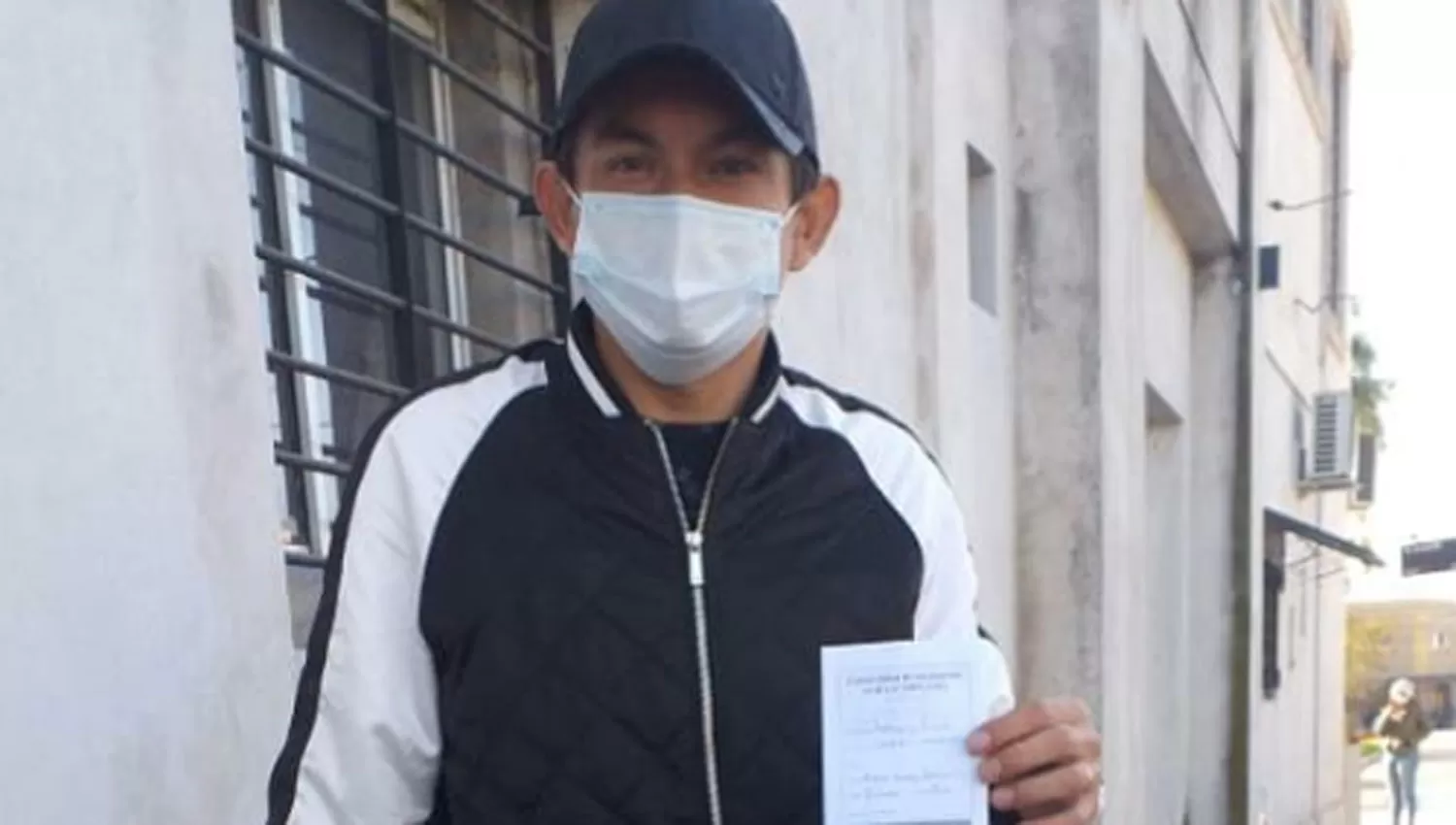 VACUNADO. Luis Pulguita Rodríguez posó junto al carnet que confirma que recibió una dosis contra la covid-19.