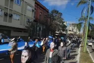 Ex empleados de la Mutualidad marcharon hasta la Legislatura en contra del legislador Deiana