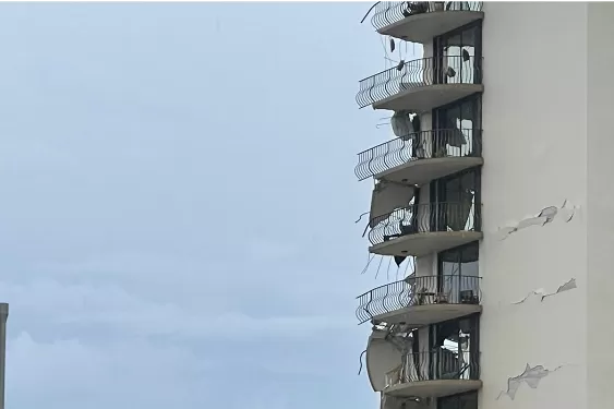 TRAGEDIA. El edificio ubicado en la zona de Surfside de Miami colapso esta madrugada. Foto de: Lourdes Carreras.