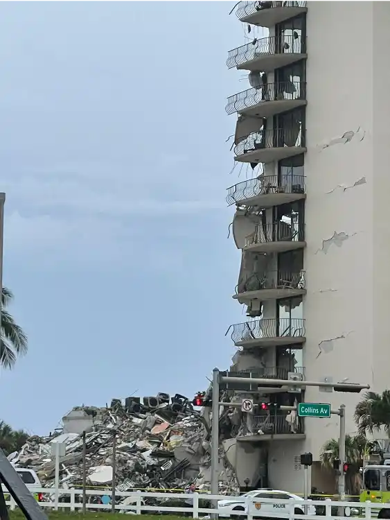 TRAGEDIA. El edificio ubicado en la zona de Surfside de Miami colapso esta madrugada. Foto de: Lourdes Carreras.