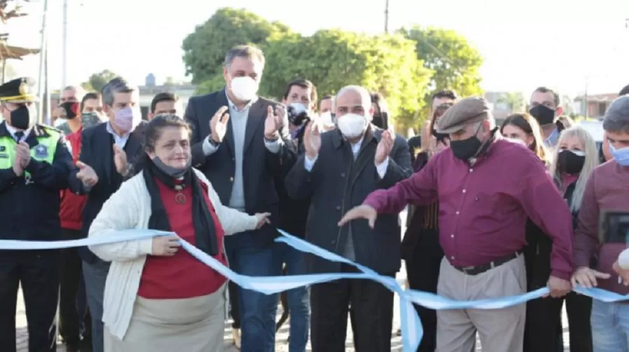 Manzur dejó inaugurada la obra de pavimento en el barrio SOEME de Las Talitas en compañía de los vecinos.