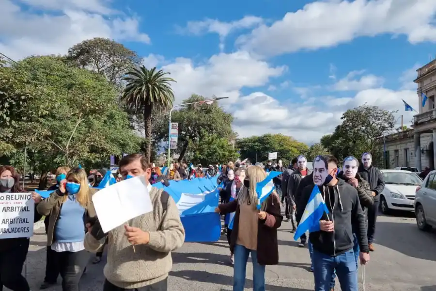 Ex empleados de la Mutualidad marcharon hasta la Legislatura en contra del legislador Deiana