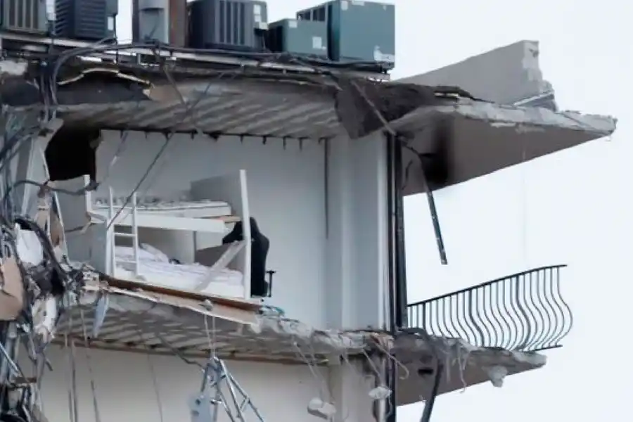 AL DESCUBIERTO. Al menos 15 departamentos quedaron destruidos tras el derrumbe en Miami.