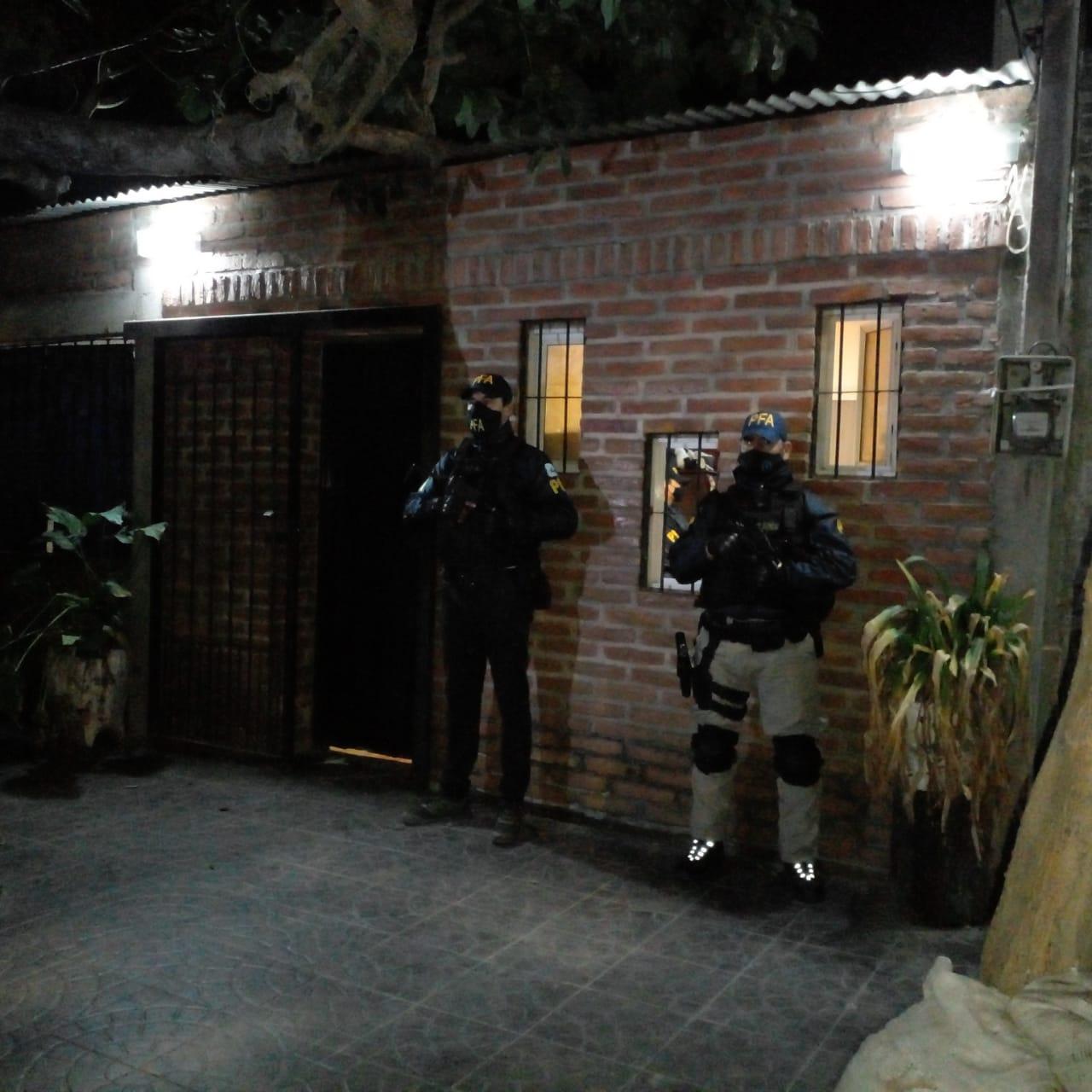 La policía allanó una vivienda en la capital tucumana por un operativo antidrogas
