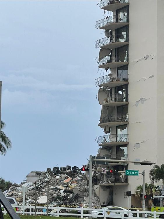 TRAGEDIA. El edificio ubicado en la zona de Surfside de Miami colapso esta madrugada. Foto de: Lourdes Carreras.