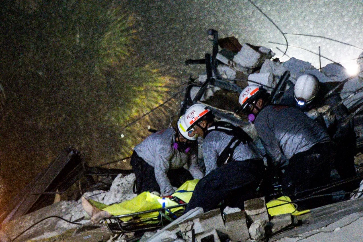 REMOCIÓN. Los servicios de rescate buscan sobrevivientes entre los escombros del edificio ubicado al norte de Miami Beach.