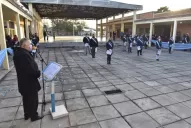Jaldo encabezó el acto de promesa a la bandera de alumnos de la Escuela Perón