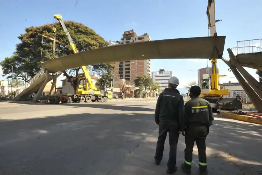 PRECISIÓN. Operarios de Di Bacco controlan el progreso de la obra.  
