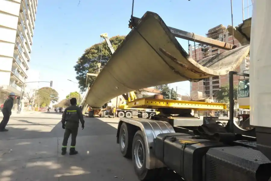 Y SE FUE. La antigua pasarela peatonal fue removida y transportada. 