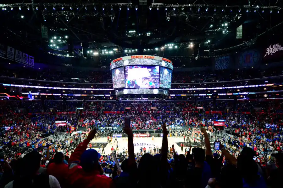 DE AZUL Y ROJO. El Staples Center, casa de Lakers, se colmó anoche para alentar a Clippers, en el downtown de Los Ángeles.