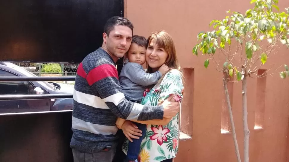 SE CUMPLIÓ EL SUEÑO. Entre los brazos de Mariana y Marcelo, Amaro  celebró ya sus tres años en diciembre. 