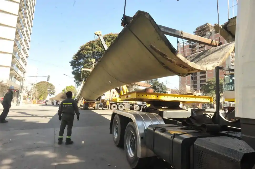 Y SE FUE. La antigua pasarela peatonal fue removida y transportada. 