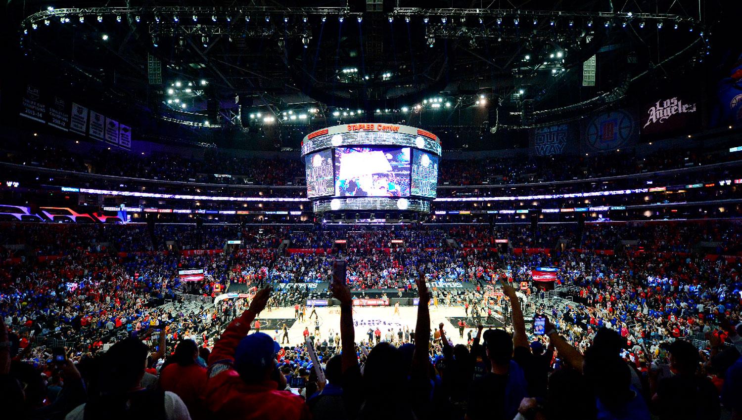 DE AZUL Y ROJO. El Staples Center, casa de Lakers, se colmó anoche para alentar a Clippers, en el downtown de Los Ángeles.