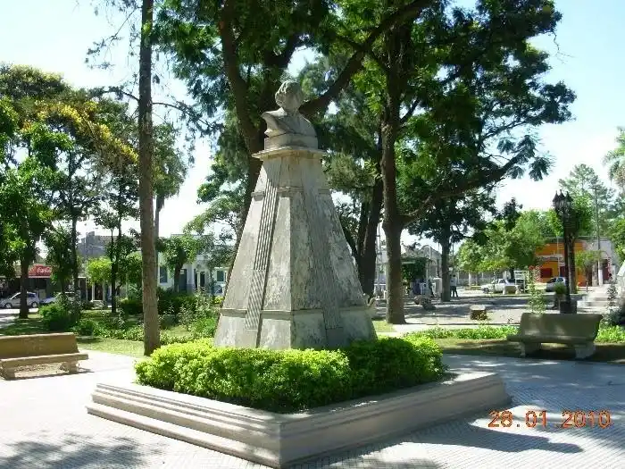 EN SIMOCA. El busto es obra del destacado escultor Enrique Prat Gay.