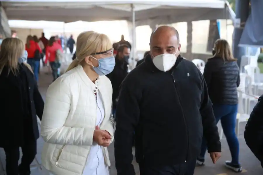 VACUNACIÓN. La ministra Chahla y el gobernador Manzur hablan al recorrer el nodo instalado en el Hipódromo. ARCHIVO LA GACETA