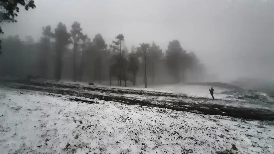 TAFÍ DEL VALLE. La ciudad volvió a quedar cubierta por la nieve. FOTO GENTILEZA DE: JAVIER ASTORGA.