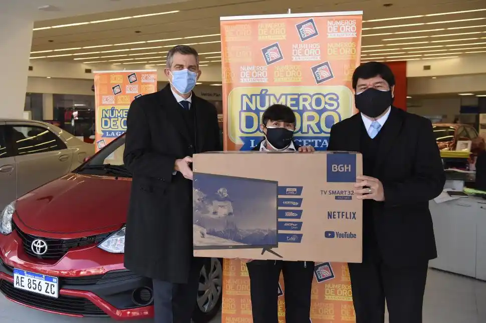 SMART TV. Emma Luna recibe el regalo que le dio Tarjeta Sol. 