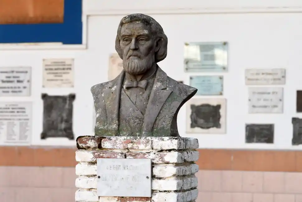 COLEGIO NACIONAL. Durante mucho tiempo al busto lo cubrió una pátina verde.  