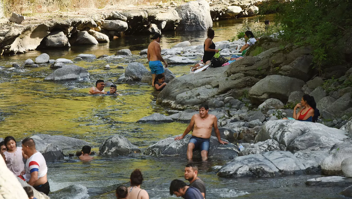 AL RÍO. Muchos tucumanos escapan del calor buscando refugio en los ríos de la zona de los Valles.