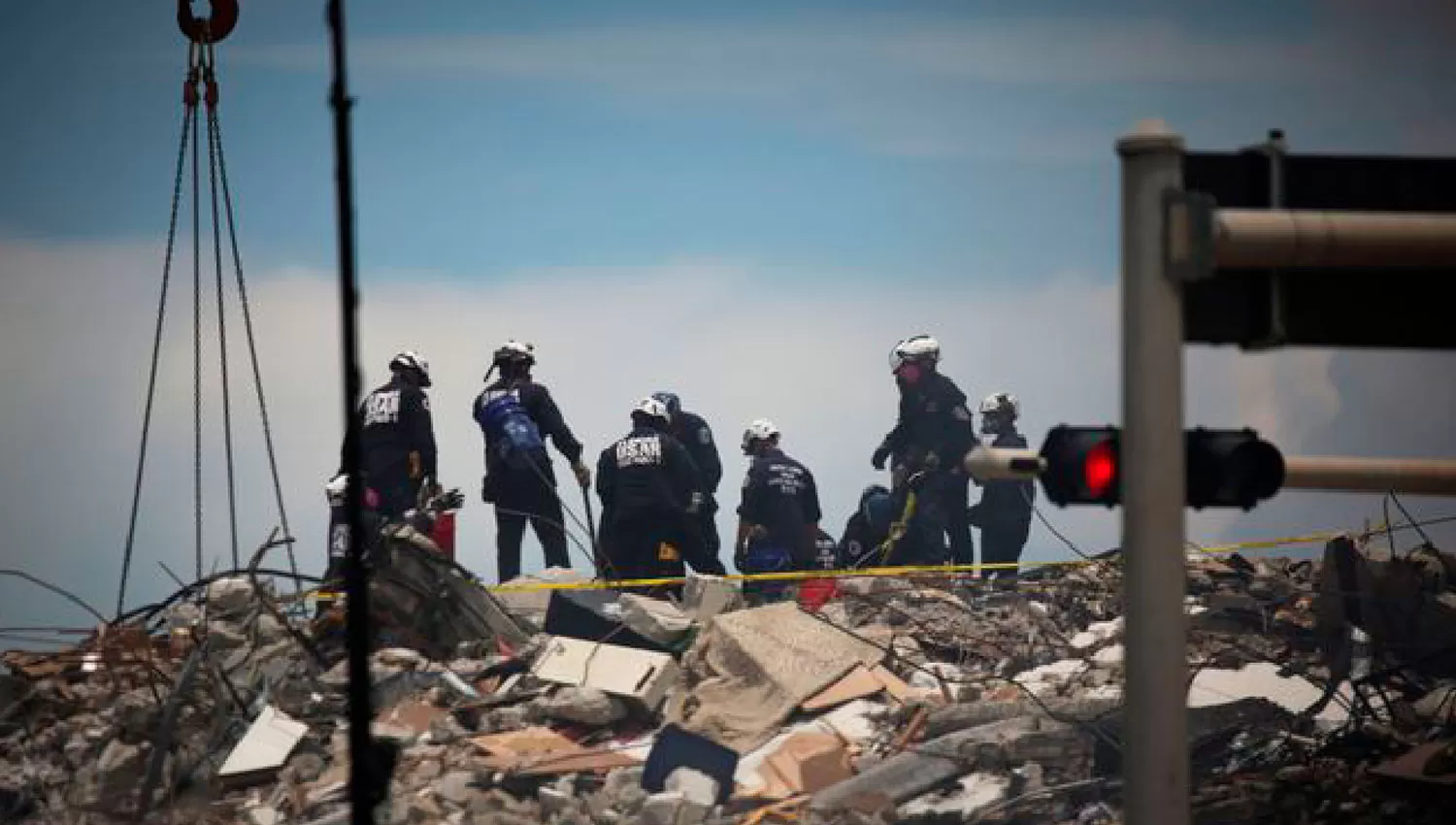 RESCATE. Trabajadores remueven los escombros del edificio colapsado en Miami en busca de sobrevivientes.